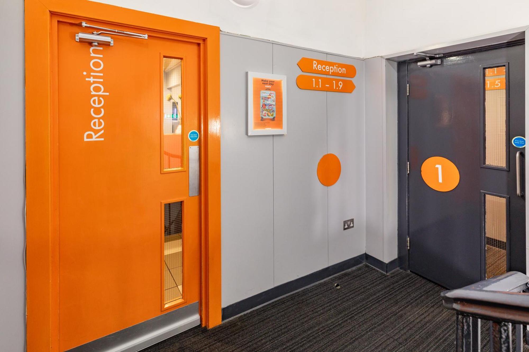 Easyhotel EDI Kültér fotó